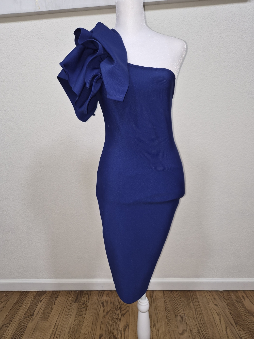 One-Shoulder Royal Blue Cocktail Dress with Sculptural Bow
